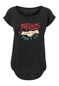 Schwarzes T-Shirt mit kurzen Ärmeln und rundem Ausschnitt, das bunten Grafiktext zeigt: "FREUNDE", "STRANGER THINGS" und "LÜGE NICHT", mit einer Illustration von einem Handschlag.