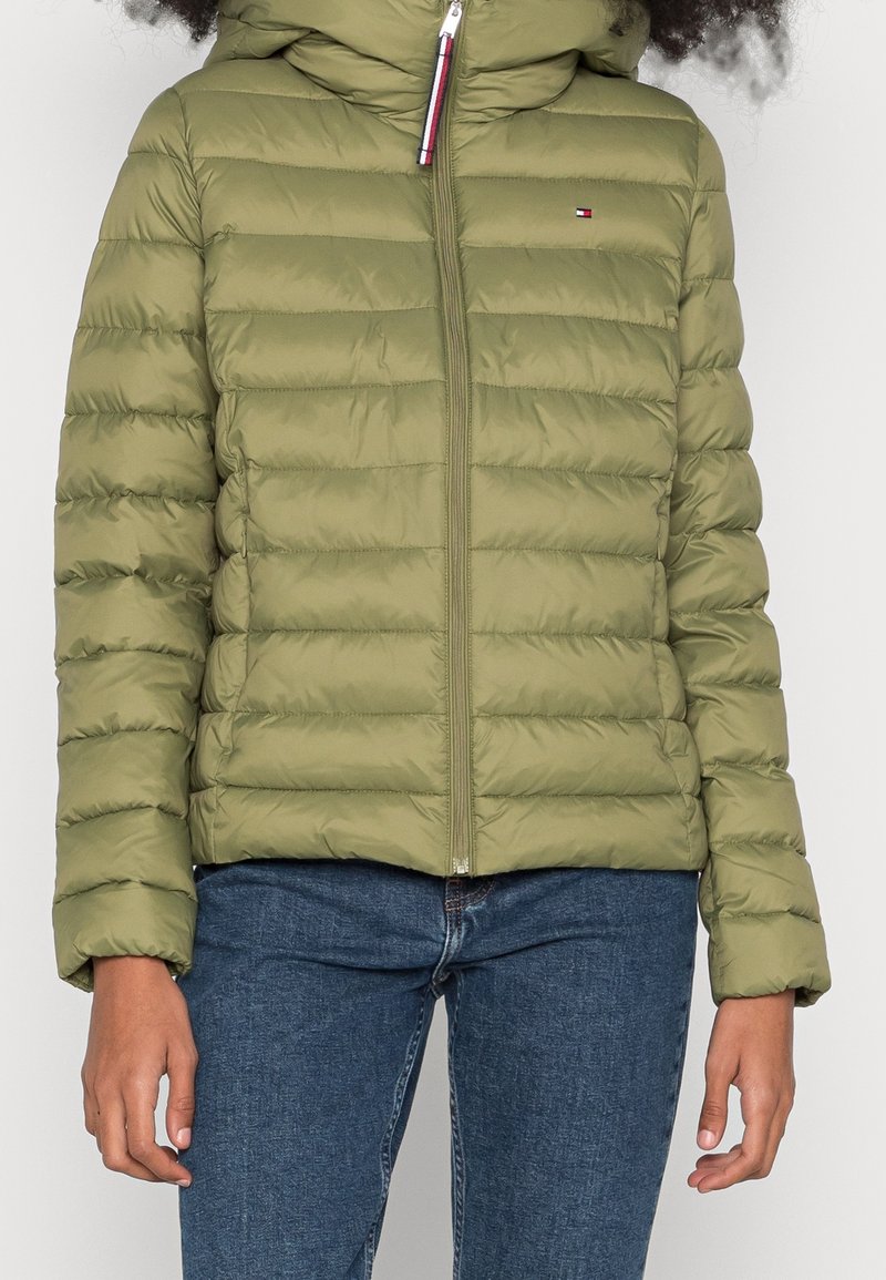 Giacca imbottita verde oliva con design quilted orizzontale, zip frontale, cappuccio con cordino e piccolo logo sul petto.