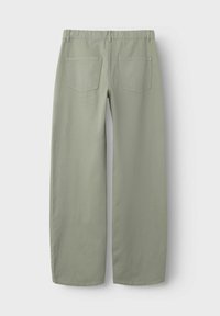 Pantaloni a gamba larga in cotone verde chiaro, con vita piatta e due tasche posteriori con cuciture rinforzate. Tessuto morbido.