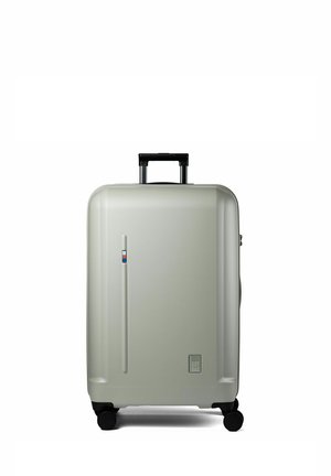 Hardcase lichtgrijze koffer met vier zwarte wielen, een zwart telescopisch handvat en een verticale decoratieve streep met rode en blauwe kleuren.