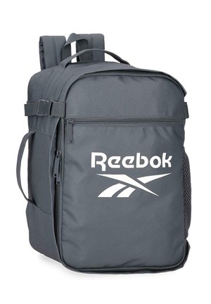 Mochila rectangular de color gris oscuro de Reebok con bolsillo frontal con cremallera, asa superior, correas acolchadas para los hombros y bolsillo lateral de malla.