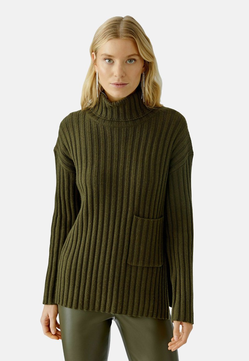 Olivgrüner, gerippter Pullover mit hohem Kragen, langen Ärmeln und einer Fronttasche. Strukturiertes Gewebe mit vertikalen Streifen.