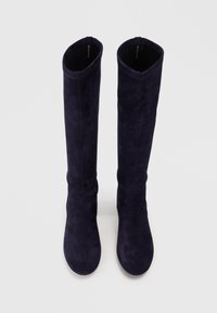 Bottes hautes jusqu'aux genoux en daim violet foncé avec une texture lisse et un design minimaliste. Présentent un bout rond et une silhouette sans couture.