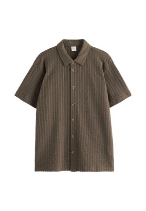 Brun kortærmet skjorte med knapper, tekstureret lodret stribet mønster og klassisk krave.