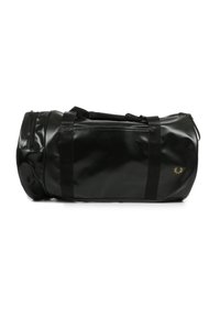 Sort duffel bag lavet af blankt materiale med to sorte håndtag og en lynlåslomme. Har et lille guldlogo på siden.