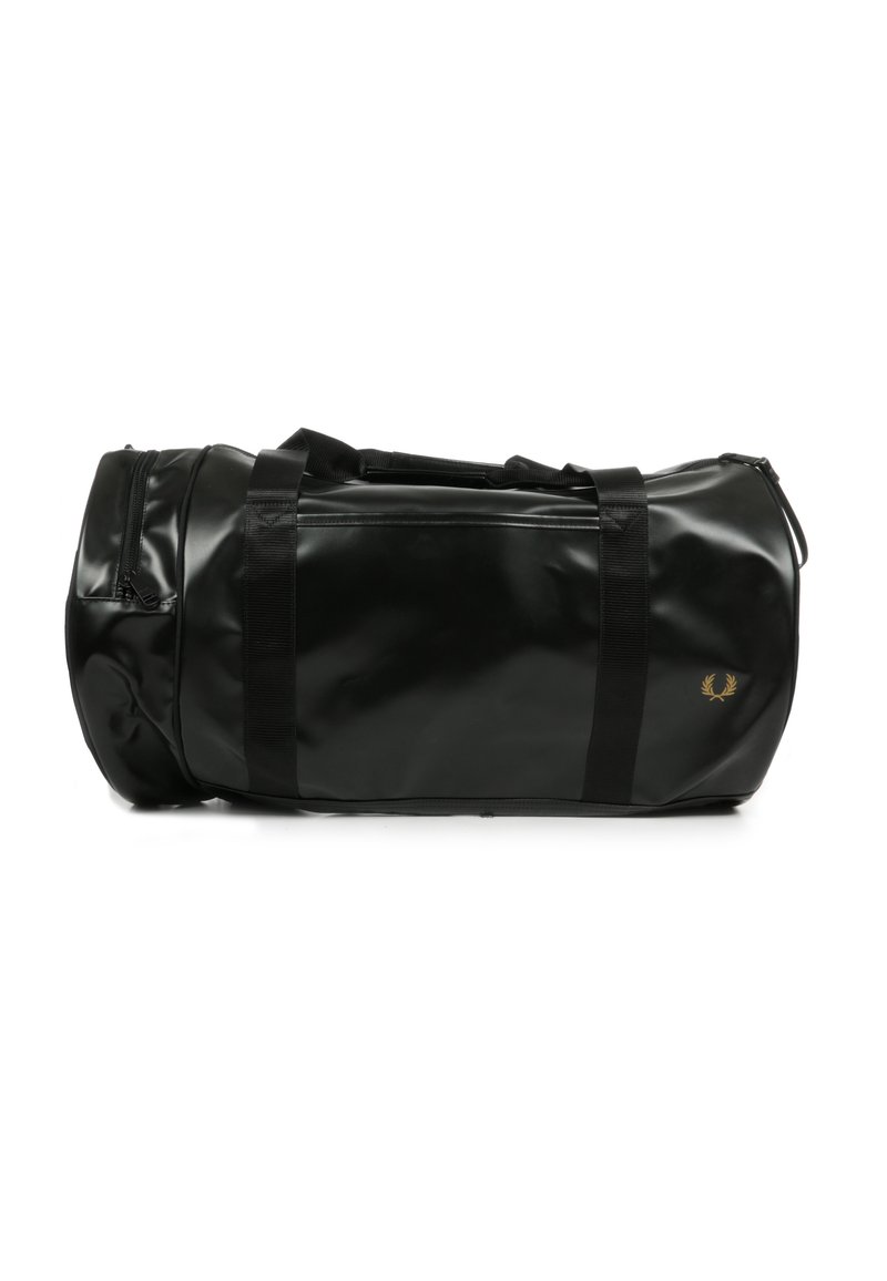 Sort duffel bag lavet af blankt materiale med to sorte håndtag og en lynlåslomme. Har et lille guldlogo på siden.