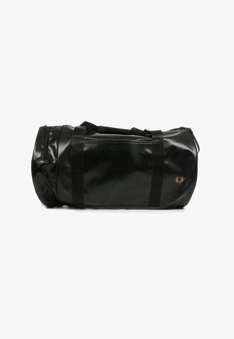 Sort duffel bag lavet af blankt materiale med to sorte håndtag og en lynlåslomme. Har et lille guldlogo på siden.