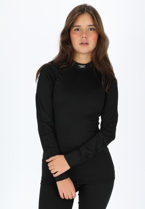 Sort langærmet top med ribbet tekstur, rund halsudskæring og slim fit. Har logo på kraven; egnet til lag-på-lag eller træningstøj.