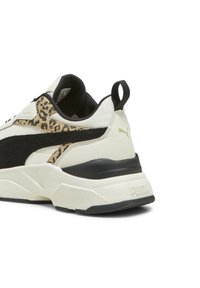 Sneaker con una base bianca, dettagli neri e un pannello in stampa leopardo testurizzata. Presenta una suola ammortizzata e una linguetta sul tallone.