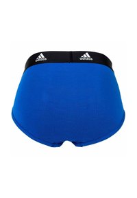Blåa träningsshorts med ett svart elastiskt midjeband med tre vita ränder och en Adidas-logotyp. Mjukt, slätt tyg och rundad fåll.