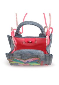 Τζιν μίνι τσάντα χειρός με ροζ φόδρα, δύο λαβές και ρυθμιζόμενο ιμάντα. Διαθέτει λουλουδένιο σχέδιο με παγιέτες μπροστά και κούμπωμα με κουμπί.