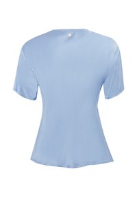 Maglietta azzurra a maniche corte con scollo rotondo, texture liscia e orlo curvo, dotata di una piccola etichetta sul retro.
