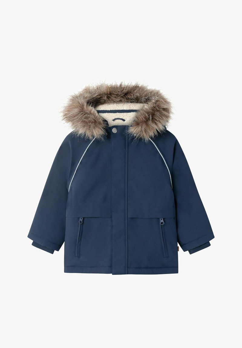 Manteau d'hiver bleu marine avec une capuche à fausse fourrure, fermeture éclair à l'avant, deux poches avant et des accents contrastants le long des épaules. Doublure douce.