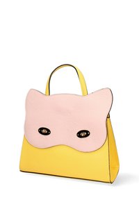 Borsa a tracolla in pelle gialla con una soffice patta superiore a forma di onda rosa. Presenta dettagli neri e due chiusure ovali. Manico per un facile trasporto.