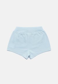 Pantaloni corti di cotone azzurri con una texture morbida, caratterizzati da una cintura elastica ampia e un design aderente, senza motivi o dettagli aggiuntivi.