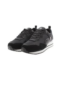 Scarpe sportive nere realizzate in materiali mesh e suede, con punta rotonda, design con lacci, dettagli argentati e una soletta bianca con suola testurizzata.