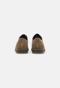 Pier One LEATHER - Fűzős cipők - taupe