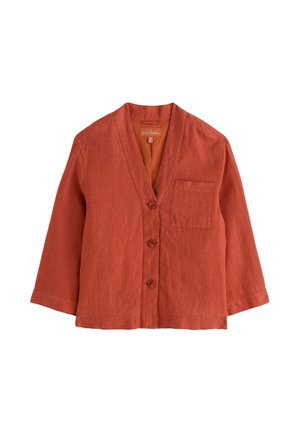 Rozsda színű lenvászon zakó három gombbal, V-nyakkivágással, mellzsebbel és háromnegyedes ujjakkal, fehér háttéren bemutatva.