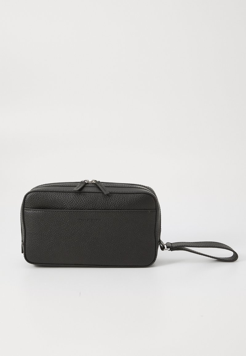 Fekete bőr pénztárca, texturált felülettel, cipzáros zárással, elülső zsebbel és levehető csuklópánttal. Kompakt téglalap alakú dizájn.