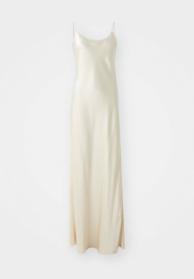 Satin creme maxi kjole med tynde stropper, der har en flydende silhuet og en let A-linjeet snit. Glat tekstur, minimalistisk design.