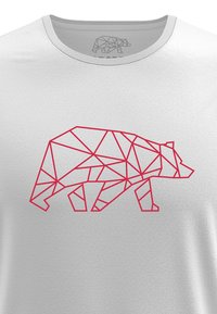 Camiseta blanca con un diseño de oso rojo geométrico. El oso está compuesto por formas triangulares, creando un efecto moderno y abstracto.