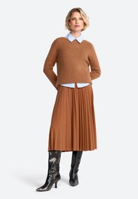 Rich & Royal MIT RUNDHALSAUSSCHNITT - Strickpullover - caramel spice