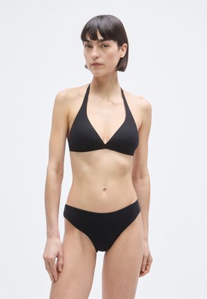 Set de bikini negru, cu top halter triunghiular și slip cu talie medie. Textură netedă, design minimalist, fără modele sau ornamentații.