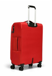 Valise en tissu rouge avec une poignée télescopique, une poche latérale et quatre roues noires. Elle est dotée d'un cadenas à combinaison pour la sécurité.