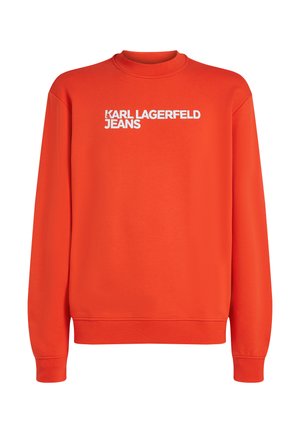 Punane pehme puuvillane pusa ümar kaelusega, millel on ees julge valge "KARL LAGERFELD JEANS" logo.