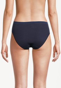 Marineblaue Baumwollslips mit einem Standardbund, der eine glatte Textur und minimale Nähte aufweist. Keine Muster oder sichtbare Beschläge.