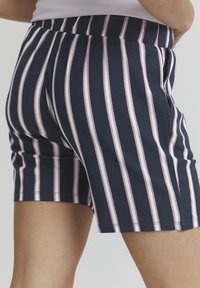 Shorts rayés bleu marine et rose avec taille élastique et poches latérales, fabriqués en coton léger et doux, longueur au genou.
