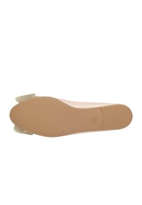 Světle růžová bota s hladkým, lesklým svrškem, kulatou špičkou a béžovou gumovou podrážkou. Má jemný detail mašle na patě.