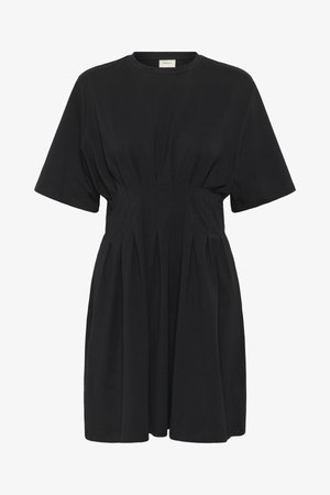 Μαύρο φόρεμα με κοντά μανίκια, στρογγυλή λαιμόκοψη και λεπτομέρειες στη μέση που δημιουργούν διακριτικές πιέτες στην φούστα.