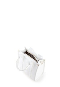 Borsa bianca con dettagli in rilievo, doppio manico e chiusura con zip. Presenta una finitura testurizzata e accentuazioni in metallo dorato.