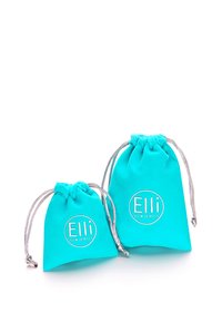 To turquoise snøreposer lavet af blødt stof, med sølv accenter. Den større pose har logoet "Elli" tydeligt vist.