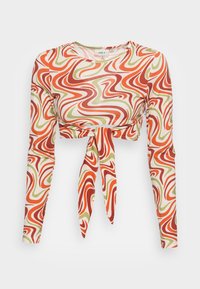 Top cropped de manga longa em creme com padrões em espiral em vermelho, laranja e verde; apresenta um detalhe de laço à frente e um decote redondo.