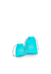 Zwei türkisfarbene Stoffbeutel mitziehbaren Verschlüssen. Einer ist größer und trägt auf der Vorderseite ein weißes Logo "Elli wir ♥ Schmuck", das geprägt ist.