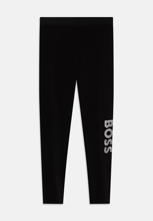 Fekete leggings, testhezálló fazonban, puha anyagból készült. Jellemzője egy texturált derékrész és egy ezüst "BOSS" logó a jobb lábszáron.