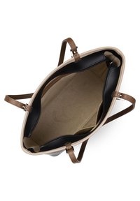 Sac fourre-tout avec un extérieur beige clair et un intérieur noir, doté de poignées en cuir brun et d'une fermeture à glissière. Texture lisse, design spacieux.