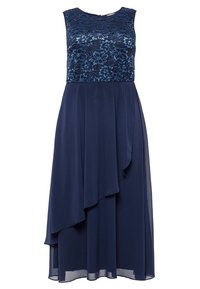 Robe bleu marine avec un haut en dentelle florale et une jupe en chiffon superposée et fluide. Elle présente un col rond et un design sans manches.
