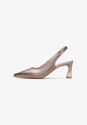 Escarpin à bride arrière en taupe métallique avec bout pointu et talon évasé de hauteur moyenne sur fond blanc.