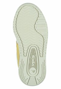 Gul sneaker med en texturerad gummisula och zigzag-mönster. Har logotyp på sulan, vilket ger grepp och hållbarhet.