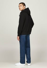 Tommy Hilfiger ESSENTIAL  - Mikina so zipsom - black