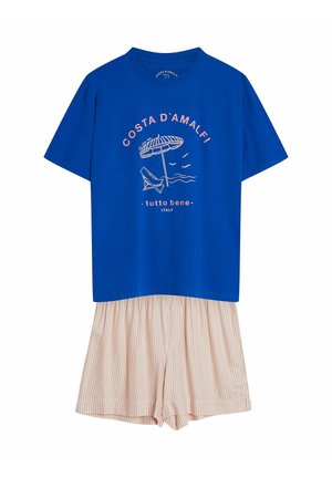 Niebieska koszulka z napisem "Costa D'Amalfi" i grafiką plaży, zestawiona z luźnymi szortami w beżowo-białe paski.