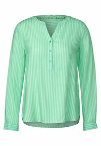 Camisetta a maniche lunghe verde menta con strisce bianche verticali, dotata di scollatura a V, pattina con due bottoni e orlo arrotondato.