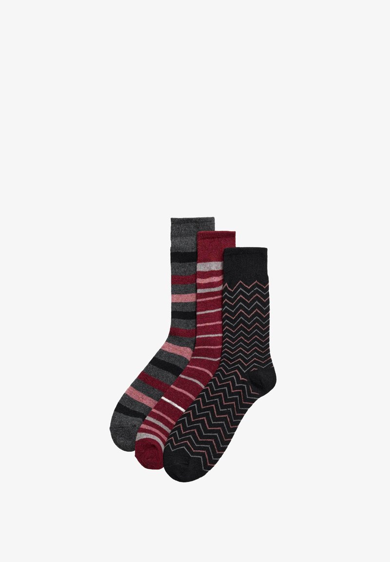 Tres pares de calcetines: uno gris liso, uno burdeos con rayas grises, y uno negro con un patrón de zigzag. Todos tienen un acabado suave y texturizado.