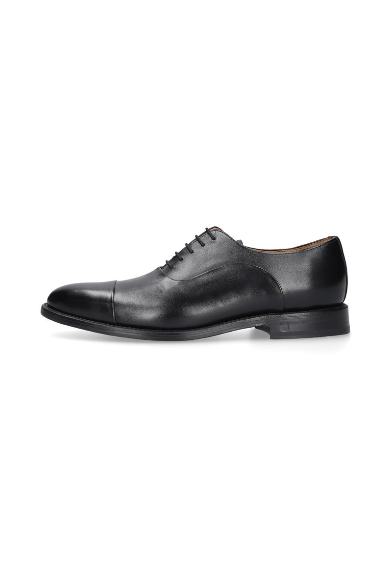 Schwarze Leder-Oxford-Herrenschuhe mit geschlossener Schnürung, Kapzehe und niedrigem Absatz, seitlich auf einem weißen Hintergrund abgebildet.