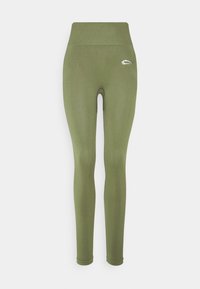Leggings verde oliva con una cinturilla alta. Fabricados con un material elástico, presentan un pequeño logo blanco cerca de la cinturilla. Textura suave.