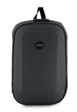 Czarny, prostokątny plecak z twardą skorupą o zaokrąglonych krawędziach, z górną pętlą do noszenia i logo „Venezia” na środku przedniej części.