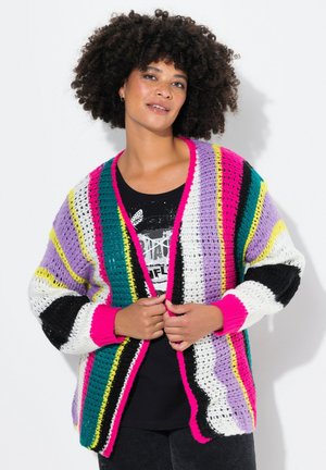 Gehäkelte Strickjacke mit mehrfarbigen Streifen in Lila, Pink, Grün und Schwarz. Offenes Vorderdesign, weicher Stoff und gerippte Bündchen.